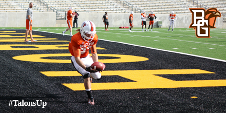 Salute2VetsBowl's tweet photo. The @BG_Football wide receivers sharpen their routes during their Raycom Media Camellia Bowl practice. #TalonsUp http://t.co/cLsqbXdRSS