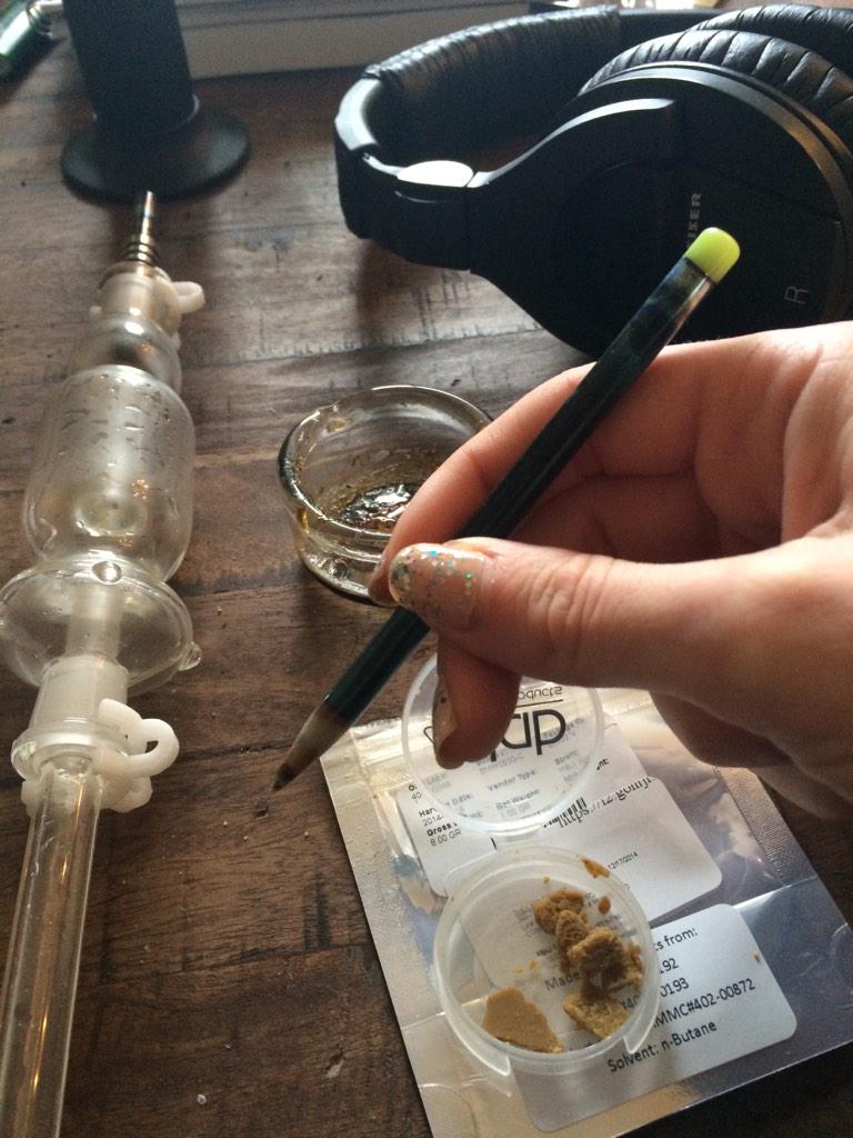 _AMileHigher's tweet photo. #amilehigher #morning #theclinic #mauiwowie #pencil #dabber #herbertshebert #honeystraw #gtaIV #710 #concentrated http://t.co/ZGzZTWs9FQ