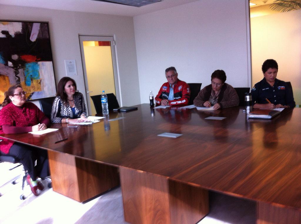 LulyQuinteroPam's tweet photo. En Sesión de Comisión del DIF, analizando el tema de Centros de Atención de la Col. Merced @DIF_Torreon @CabildoTor http://t.co/E1DdlInZt7