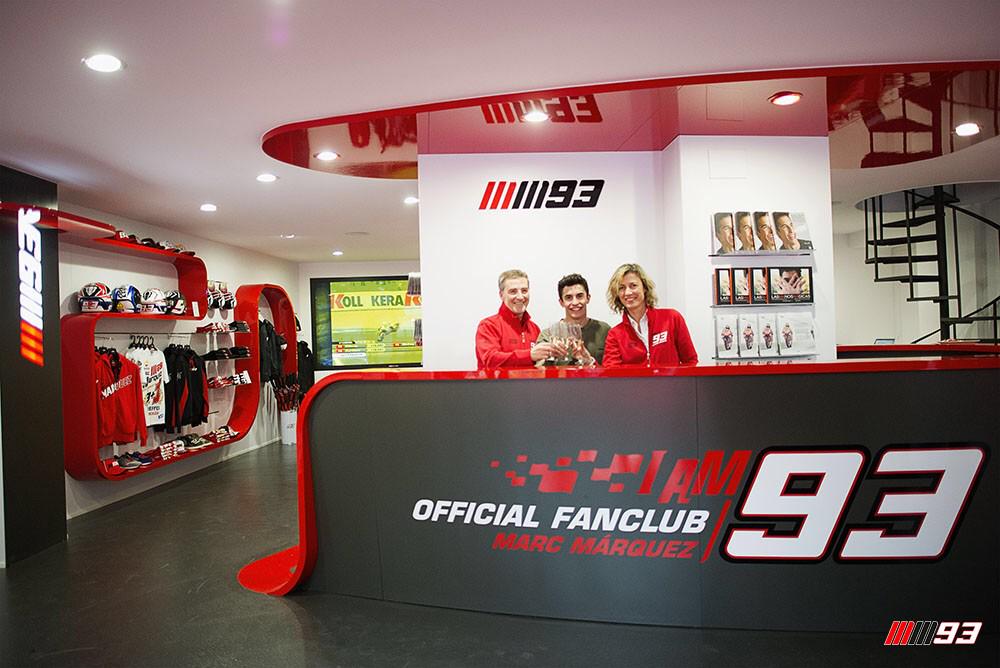 marcmarquez93's tweet photo. Una vez más el @OFCMarcMarquez me ha sorprendido. Muchas gracias! / One more time my Fan Club surprised me! Thanks 👏 http://t.co/aOXcKHj6G7