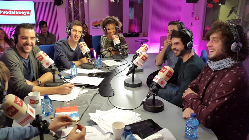 vodafoneyu's tweet photo. #yuAyoho @DaniMateoAgain sacando los colores a @Ayohoband ¿Dónde están esas Ayohers? http://t.co/83lp0ZmMwz http://t.co/VqgKDd21lo