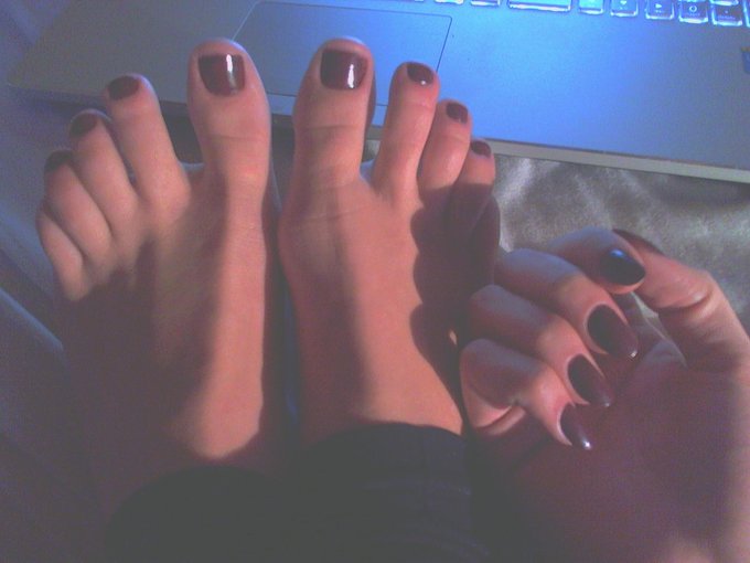 Nails nicely stained blood red &amp;lt;3 http://t.co/MiIWE8YWlM<a href="/tag/click"class="tags"><span>#click</span></a>