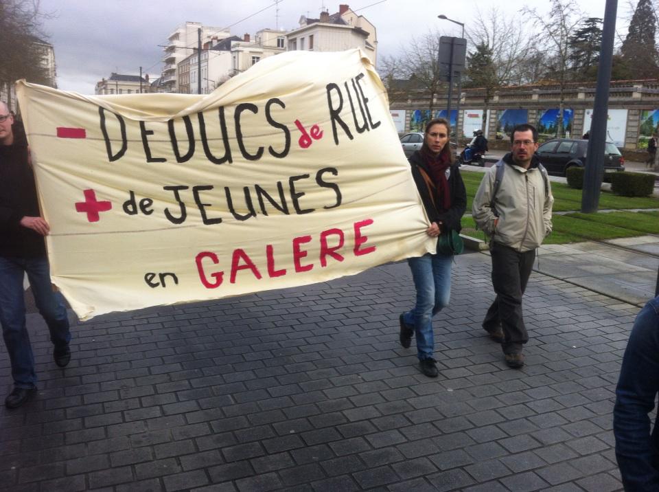 À #Angers 500 #travailleurs sociaux #manifestent contre le conseil général qui ne veut plus les financer