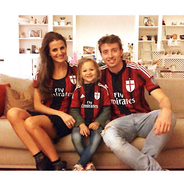 OfficialMonto's tweet image. La passione rossonera si indossa anche in famiglia! 😃😃😃 #alwaysacmilan #weareacmilan #milano @acmilan @CristinaDePin