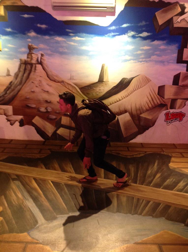 BeFunNColorful's tweet photo. @AakhwanAdis cuma di #LoopStationJKT yg punya mural 3d, mampir yukkk hangout bareng disini. #OjaNners http://t.co/AEI9aywvRx