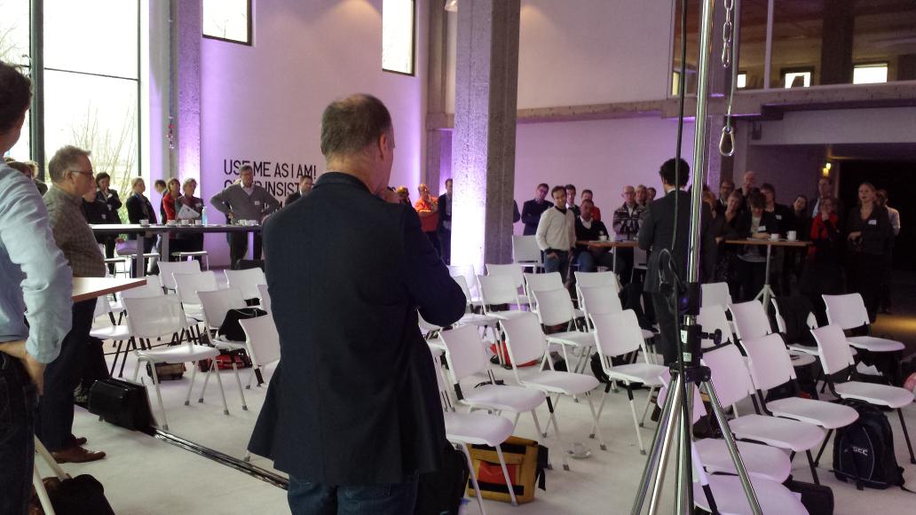 Marion_vd_W's tweet image. Bijeenkomst over de risico&apos;s van langdurig zitten: alle stoelen onbezet. #dynamischwerken