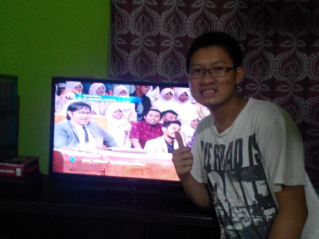 yoz_fer's tweet photo. Lg diwawancarain om andre d ini talkshow nih, smbil joged teh bohay tmbh asik hahaha @netmediatama #NETMiliuner_3 http://t.co/eV8iQmTShq