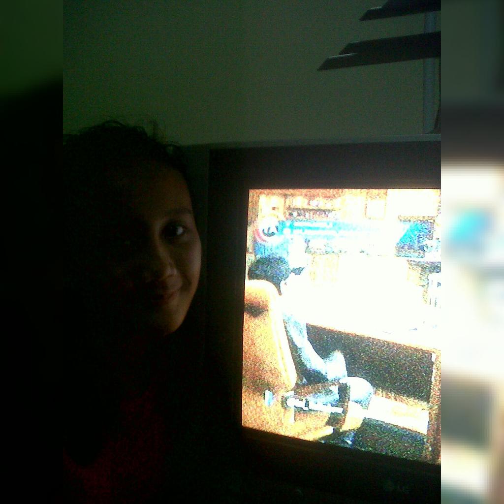 Tsya_1's tweet photo. @netmediatama #NETMILIUNER_3 setengah mati biar dpt foto..biar dapetin samsung s5..semooga bejoo.. http://t.co/nqCNIWWahL