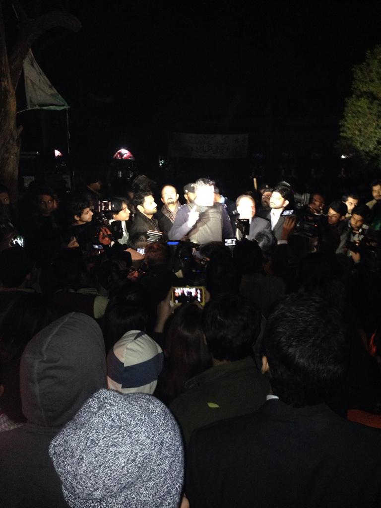 WaqqarKayani's tweet photo. #SSP #Asmatullah #Islamabad speaking to the peaceful protesters. #LalMasjidVigil #WeWillNeverForget #PeshawarAttack http://t.co/kZWtWazhIE