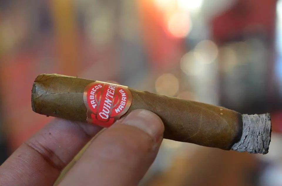 Un nuevo formato de la marca de Habanos Quintero Hnos.
PETIT QUINTERO, $ 28.- c/u. IMBATIBLE
25 de Mayo 358, CABA