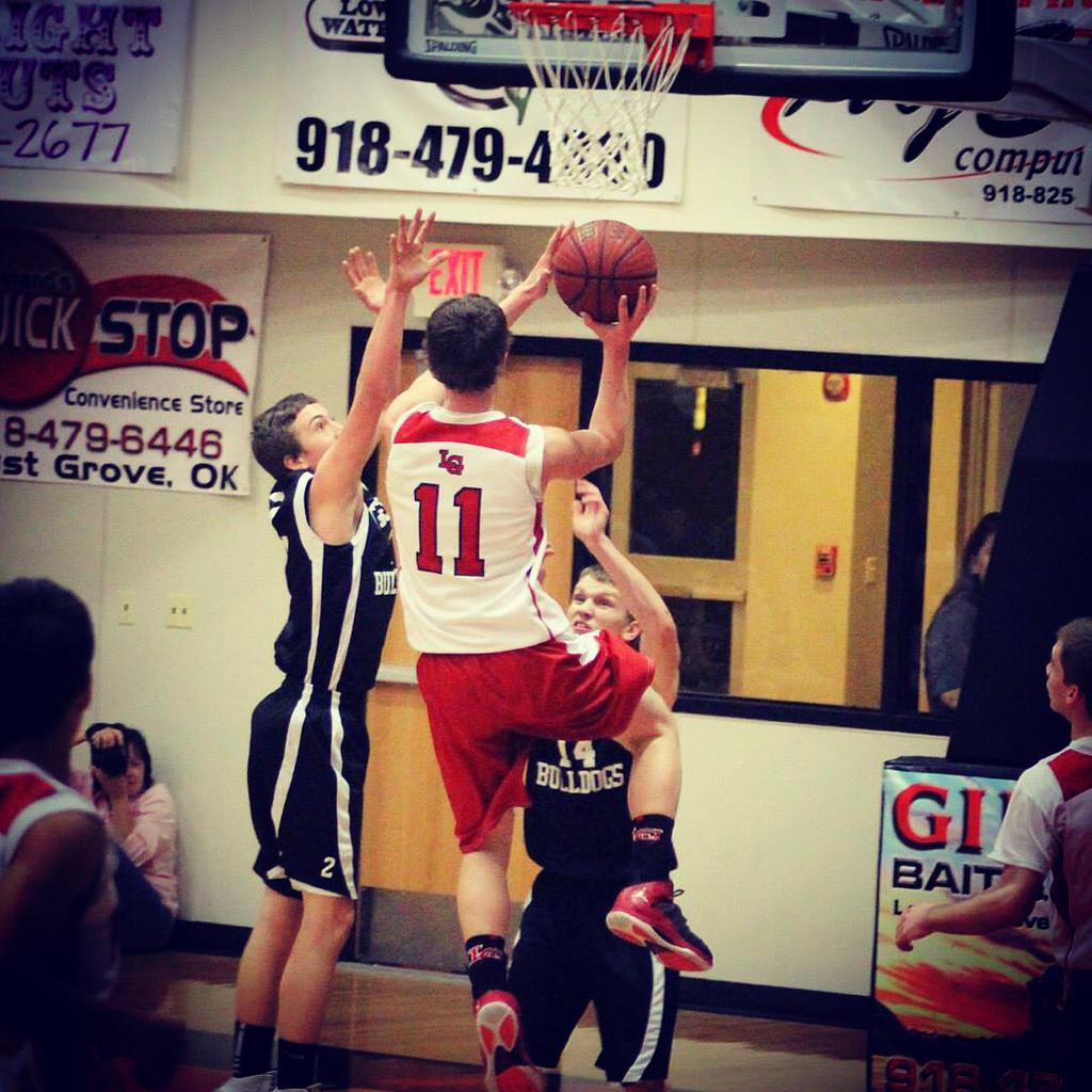 lgpiratesports's tweet photo. Game day!! Lady Pirates and Pirates headed to Salina! Get there get loud! #battleof82 #beatSalina let's go Pirates!! http://t.co/4KV0L9hIOE