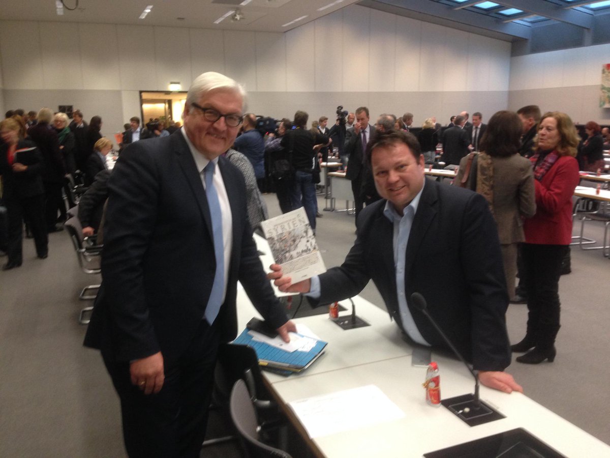 Lektüreempfehlung für Frank-Walter Steinmeier: Bundestagsabgeordneter Martin Gerster mit »Innenansichten aus Syrien«.