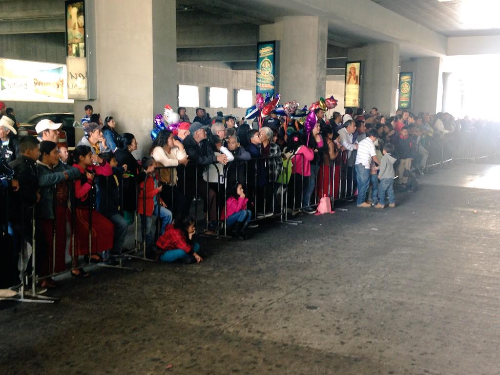PampichiNews's tweet photo. ¡Desde ya muchas personas esperan con ansias la #BienvenidaKarla! 3PM desde el aeropuerto la Aurora
RTW @aztecaGuate http://t.co/P8fhhv8JXj
