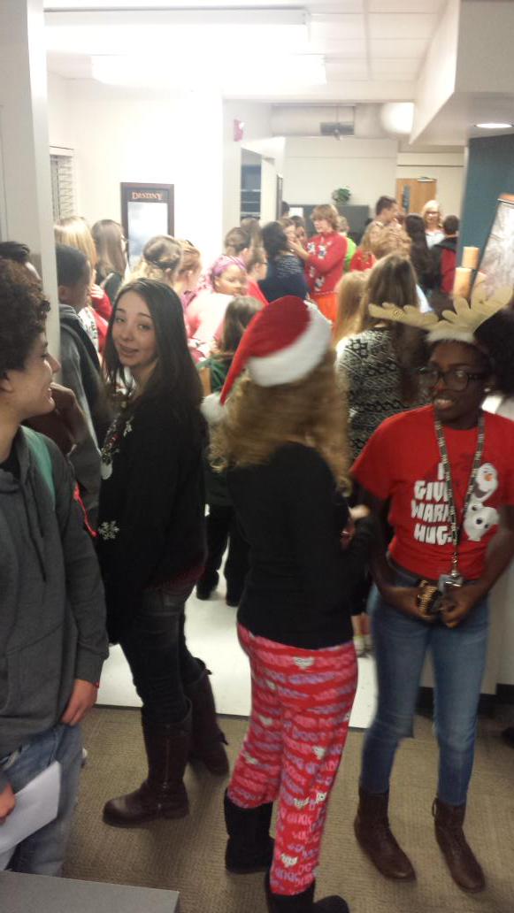 t_hessee's tweet photo. Hillcrest Spanish classes singing "Rudolph the Red Nosed Reigndeer"  # Rudolph #spanish #singing #htvbuzz #hillcrest http://t.co/6iQ5yDh8kZ