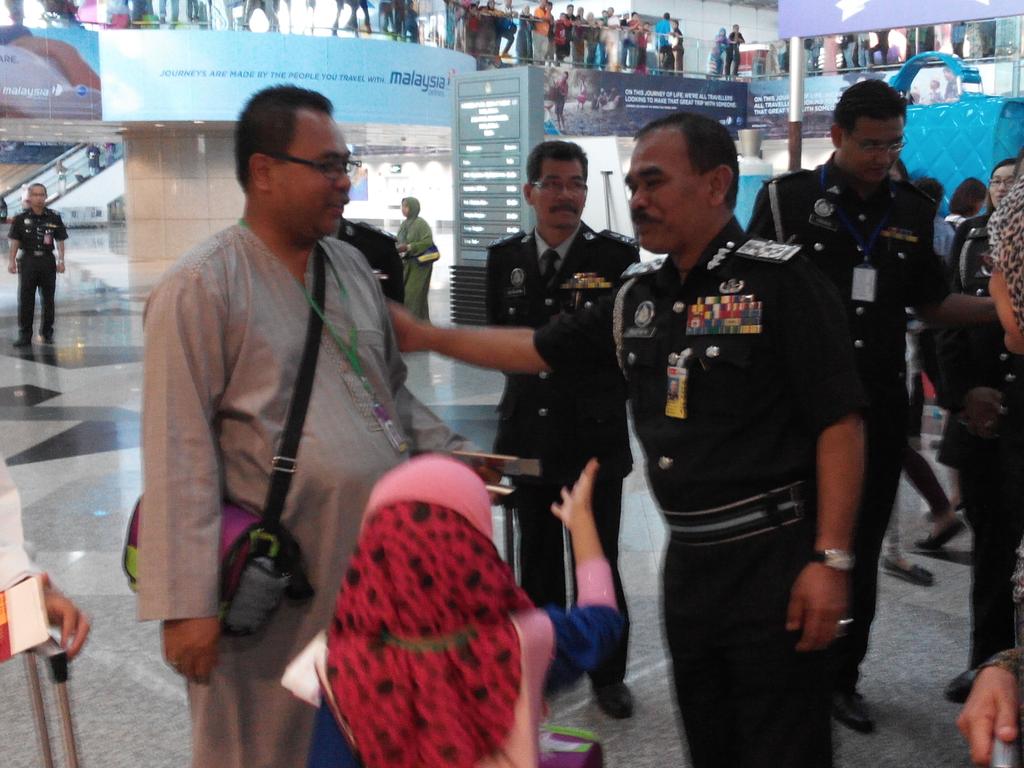 imigresenmy's tweet photo. "@carloompunk: Dato @KP_JIM beramah mesra brsama orang ramai di pra pelncaran ASEAN lane &amp; foreigners eGate di KLIA http://t.co/TLxnhan2uB"