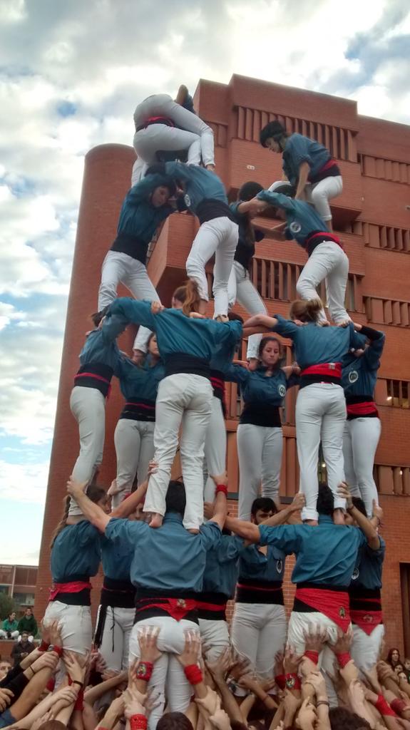 En ronda de repetició, 7 de 6 descarregat #castellers #diadesuniversitàries