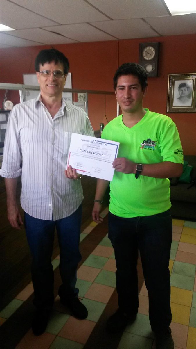 luisma507's tweet photo. Entrega de certificado de agradecimiento de super stereo 99.5 , se le agredec el apoyo http://t.co/4gBdhZf60y