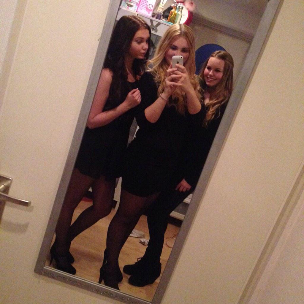 ompje's tweet photo. Met @Flvl_ @Xxxmerelxxxlove naar kerst gala💕🎄🎅 http://t.co/nDCzu1M2ni