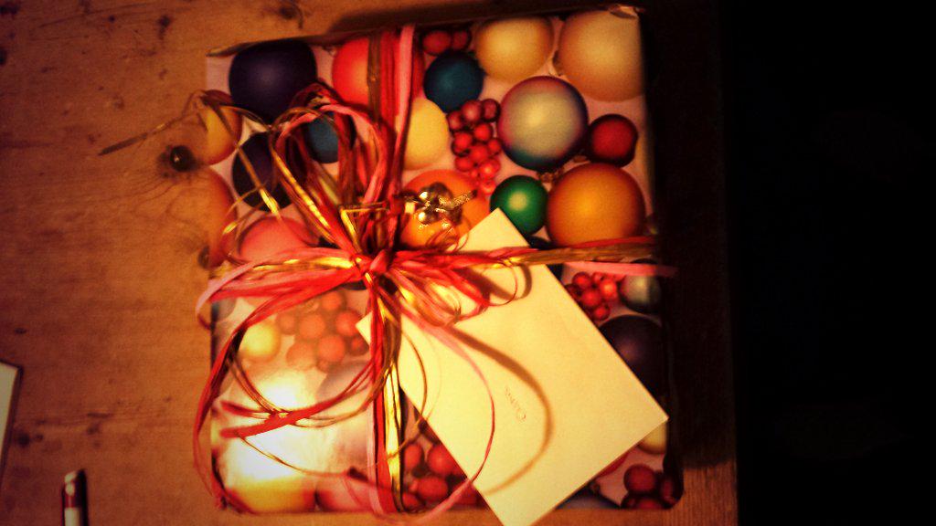Verrassing! Kerstpakketje gekregen van @niquell_org. Leuk!! Wat zal er in zitten? :) #bedankt #top!!