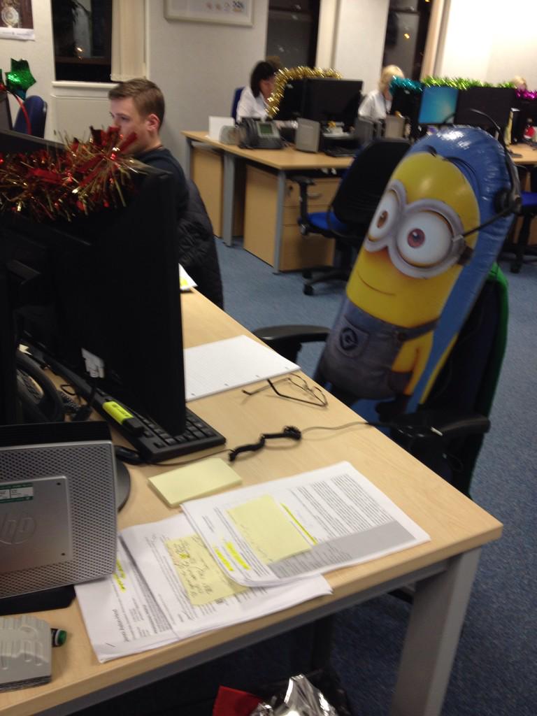 nina_kumar's tweet photo. Col busy recruiting! #funworkday #secretsanta @maiLCasey @MGaskell @natalielamb @pimmsmanor @djgriffo @ashleylinsley http://t.co/IHNGsXi6vH