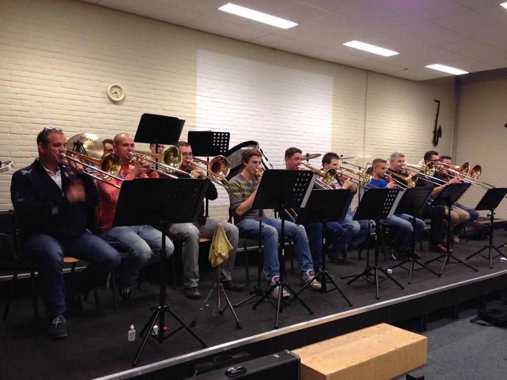 Goede voornemens?! <a href="/AmantiusDB/">Drumfanfare Amantius</a> start het jaar 2015 met 10 trombones. Goede voornemens toch :-). Prettige feestdagen!