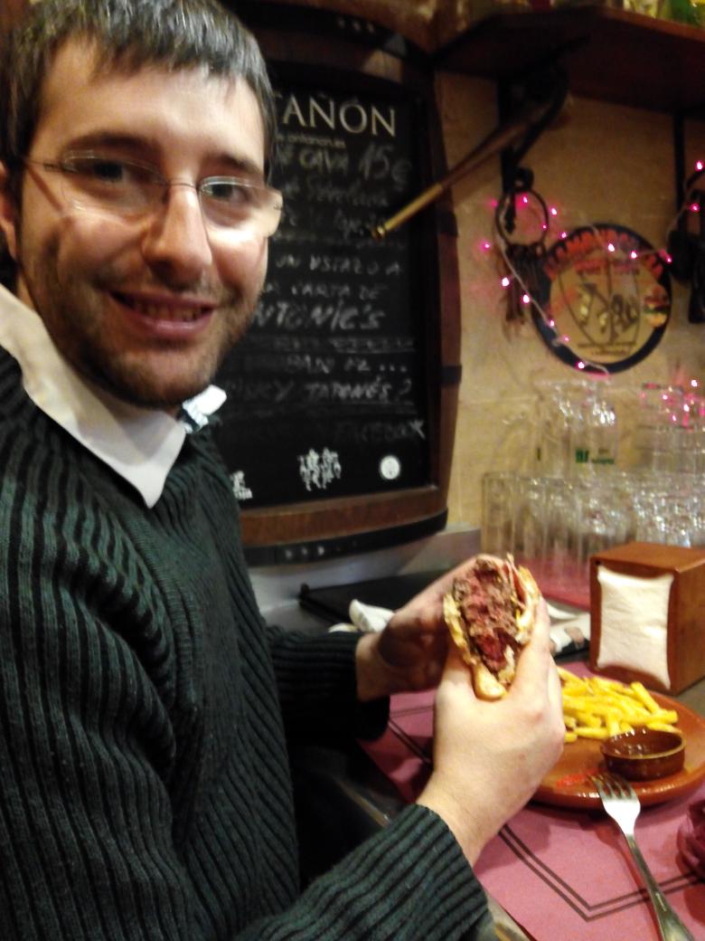 sarrrmh9's tweet photo. Hamburguesaca preNavidades!! Que bien se come en el Asador del Abad. Y mucho más si es con @chemadieguez1 !! http://t.co/TY91Tp65rK