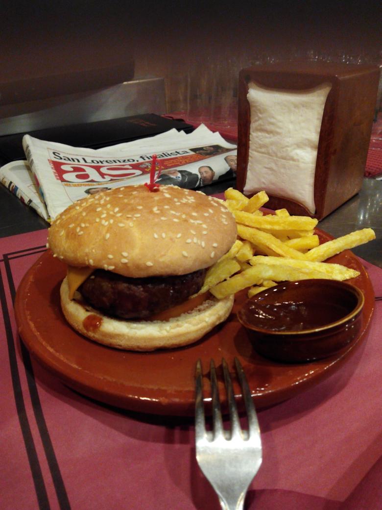 sarrrmh9's tweet photo. Hamburguesaca preNavidades!! Que bien se come en el Asador del Abad. Y mucho más si es con @chemadieguez1 !! http://t.co/TY91Tp65rK