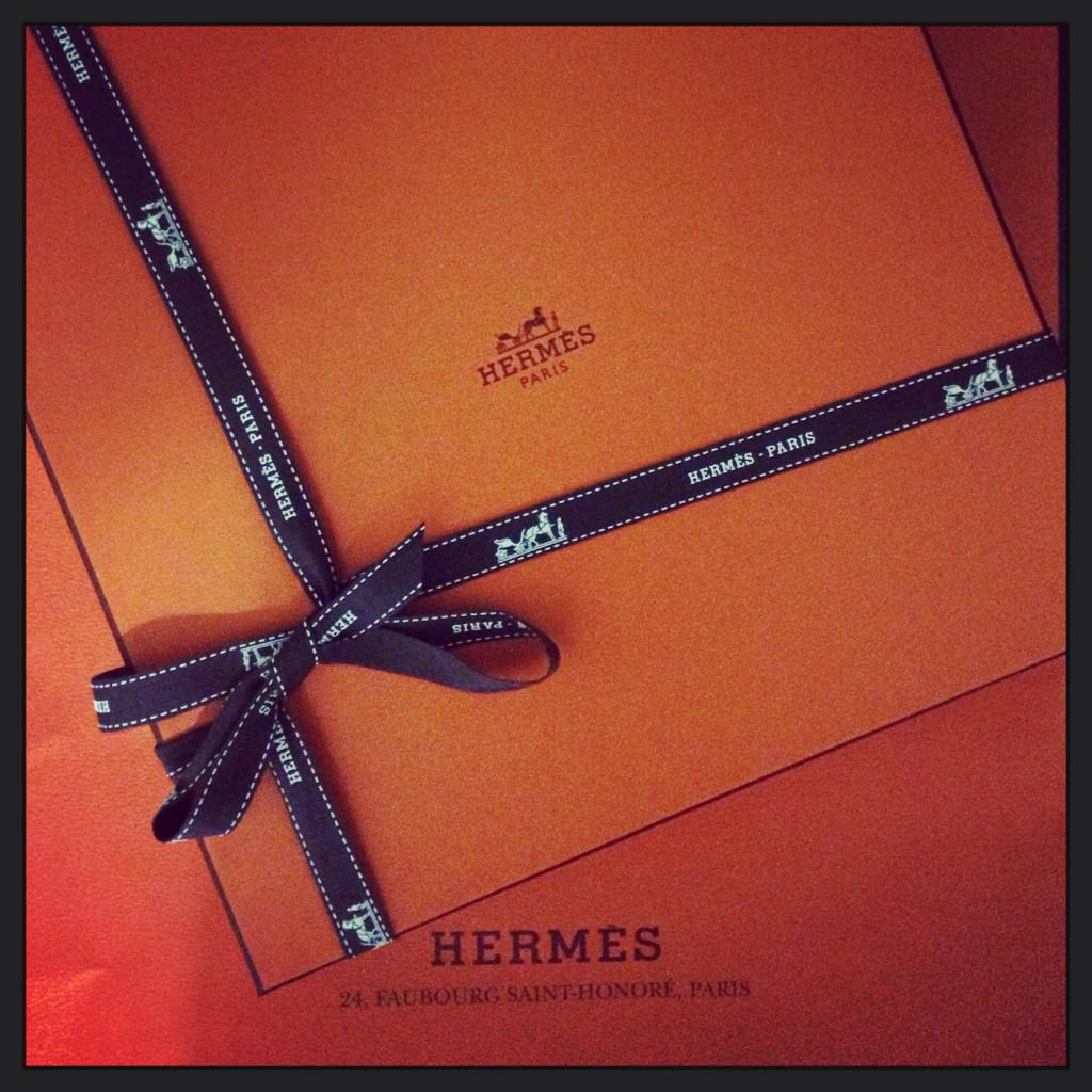 MissBumbleBe's tweet photo. Trying to resist opening my #xmaspresent #countingdowntoxmas #howluckyami #Hermes #HermesParis #mademyday #mademyweek http://t.co/me4jPedkZJ