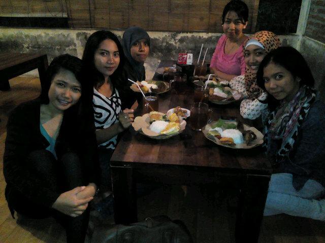 SeptiLiea's tweet photo. Hari yg menyenangkan,, iso kumpul bareng @ChacaUcha @EviRia1 @HerlinaWijayan1 , tia, siri, tp kurang ranita, putri .. http://t.co/P1KtFObqu5