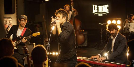 Chanteur, guitariste, harmoniciste, <a href="/charles_pasi/">Charles Pasi</a> présente la pépite "Sometimes Awake" <a href="/LERING/">LE RING</a> francetv.in/1wIjlqK