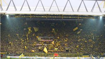 DelinquedIN's tweet photo. La afición del Borussia Dortmund, en las malas... ¿Se imaginan en las buenas? ¡IMPRESIONANTE! http://t.co/s3opu5fBd7