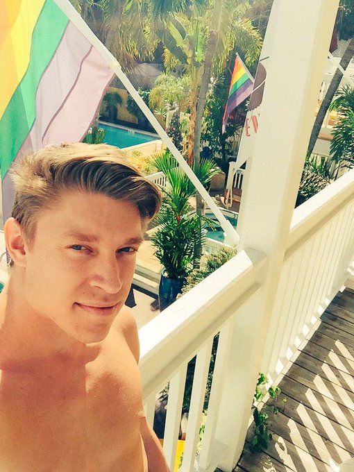 Never be afraid of your true colors #gay #gaypride #toocutetobestraight http://t.co/d9PSlsIylp