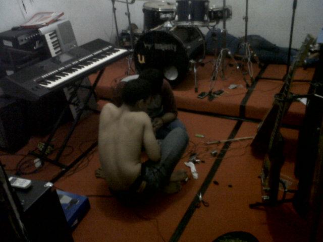 Suasana kejar target recording bareng <a href="/ECHOLUSION/">ECHO</a> <a href="/ERPHEofficial/">REBEL PUBERTY</a> di studio <a href="/KlasikUntirta/">Klasik Untirta</a> tercinta #fiksband