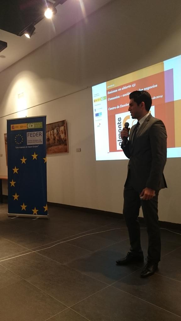 Expertise_mkt's tweet photo. Comienza la última sesión del #CdEAlmonte de @eoi y @D_Local_Almonte sobre comunicación por @Ricardocercer http://t.co/DJD3kqcUmR