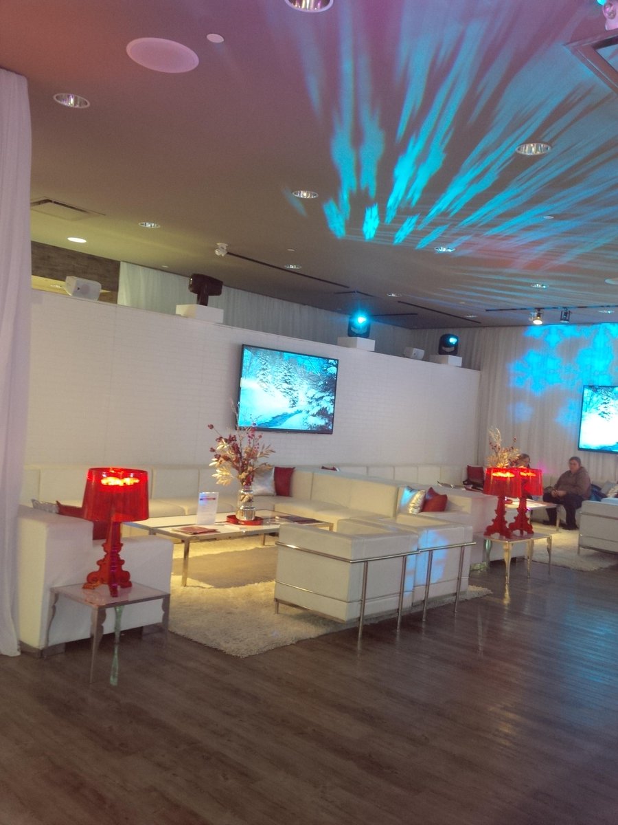 Whatdocowsdrink's tweet photo. Chilling at the @scotiabank #STCLounge. Thanks for the H2O,Hershey's Kisses,and the recharge! #BBCharge :) http://t.co/alYW4Mr71p