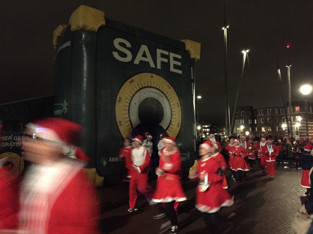 En daar zijn ze weer alle deelnemers van de Kerstmannenloop !