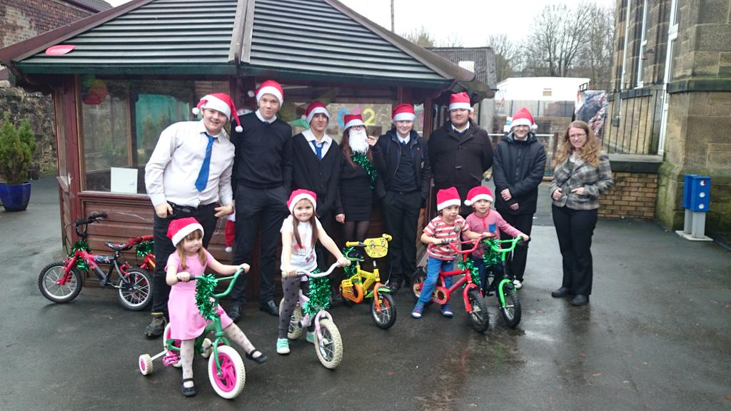 GHSfalkirk's tweet photo. Santa's helpers and @recykeabike deliver the balance bikes we've been working on. #futurecyclists http://t.co/fIJn6Ox8hF