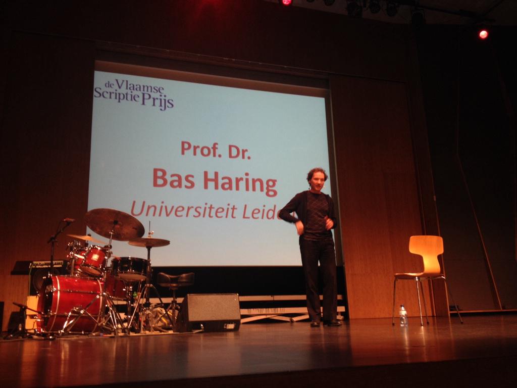 IdesDebruyne's tweet photo. Bas Haring: "Goed taalgebruik helpt je bij goed wetenschappelijk onderzoek." #VSP2014 http://t.co/VmtYw4yZK7
