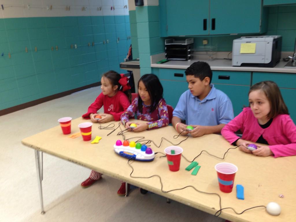 AmandaGodsey11's tweet photo. 2nd Grade News Currents Bowl! #Mrs. Riceisthebomb#bestvolunteer http://t.co/4xr0ttRts7