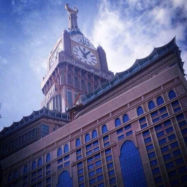 abos0ud's tweet photo. العافيه ما تنشرى بروس الاموال

ومايثمن الصحه سوى من فقدها
مادام صرت مصلي وطيب الحال

هذي ترى كنـوز الحيـاه وسعدها http://t.co/uEZlg6qjsX