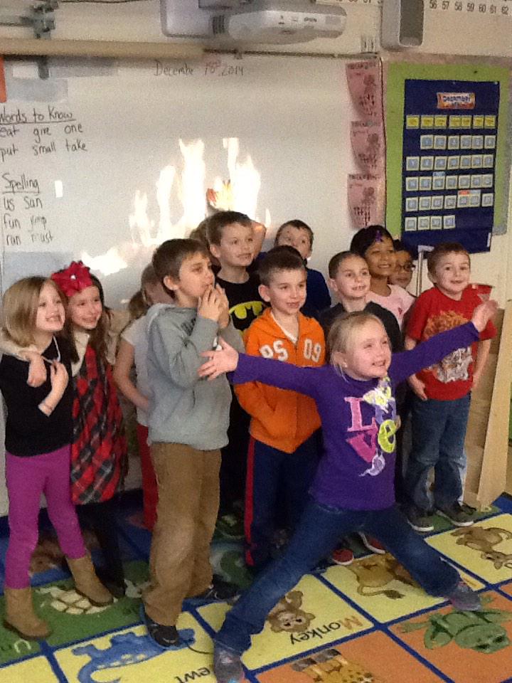 Conroy1stGrade's tweet photo. 1st graders enjoying their holiday party http://t.co/yUJ6Uvc3Fo