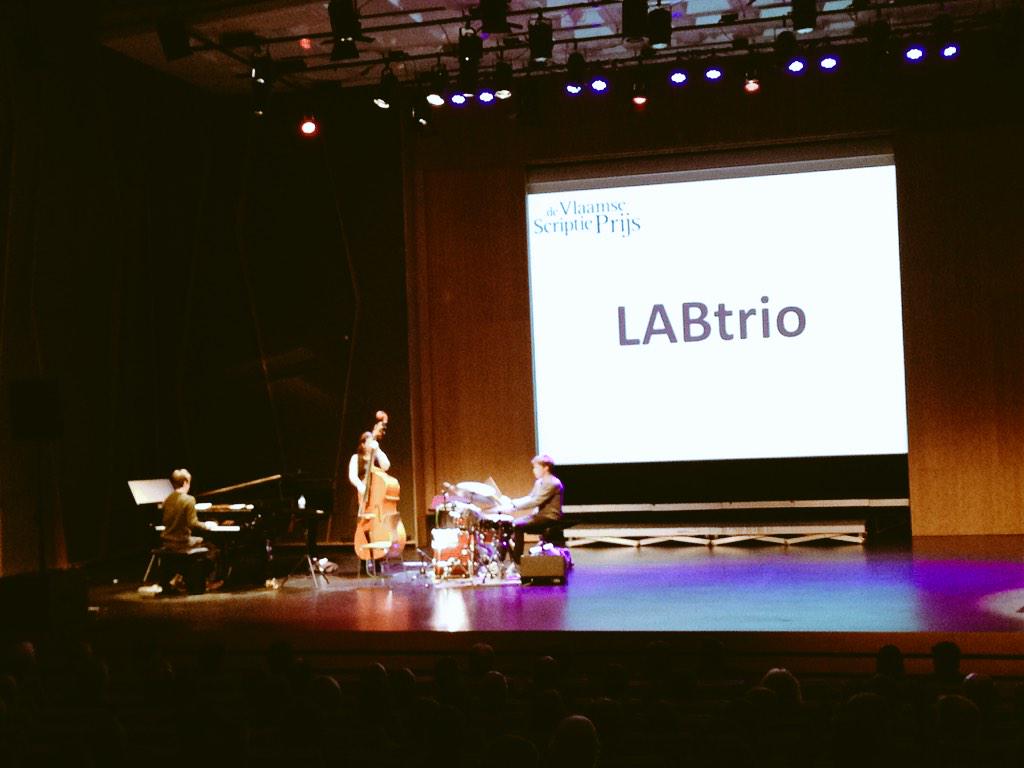 SciMingo's tweet photo. Muzikaal verantwoord intermezzo door LABtrio. #jazz #VSP2014 http://t.co/2B29Xba5mi