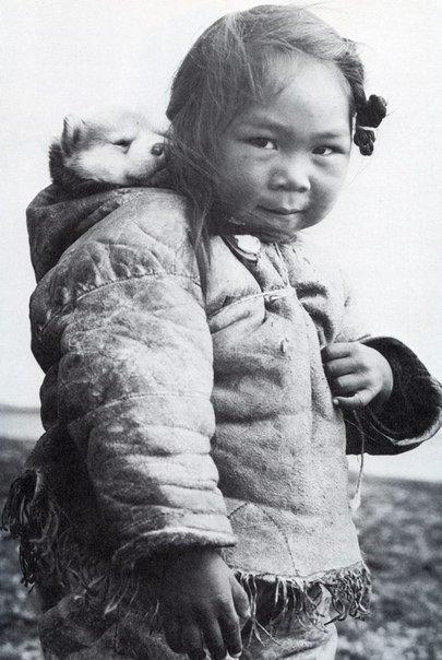 HistoryInPics's tweet photo. Little eskimo girl and her husky pup http://t.co/ZuHKi6KXUf