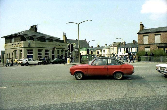 OnlyLiverpool's tweet image. The Blue House pub in Walton, 1983.