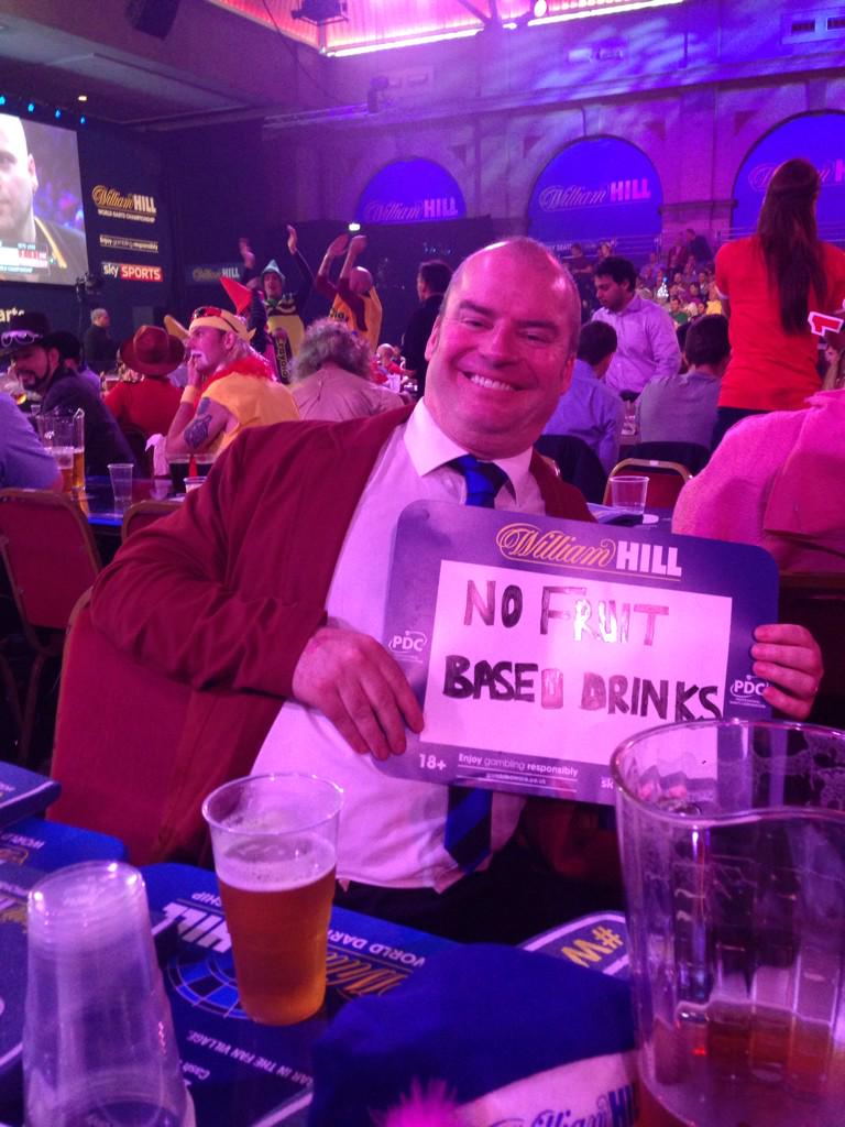 shannon_amylou's tweet photo. @GeoffPlayle rolling out his Pub Landlord attire!! #PDC #Darts #Pub #Landlord @almurray would be proud! http://t.co/MGtSl8qnc3