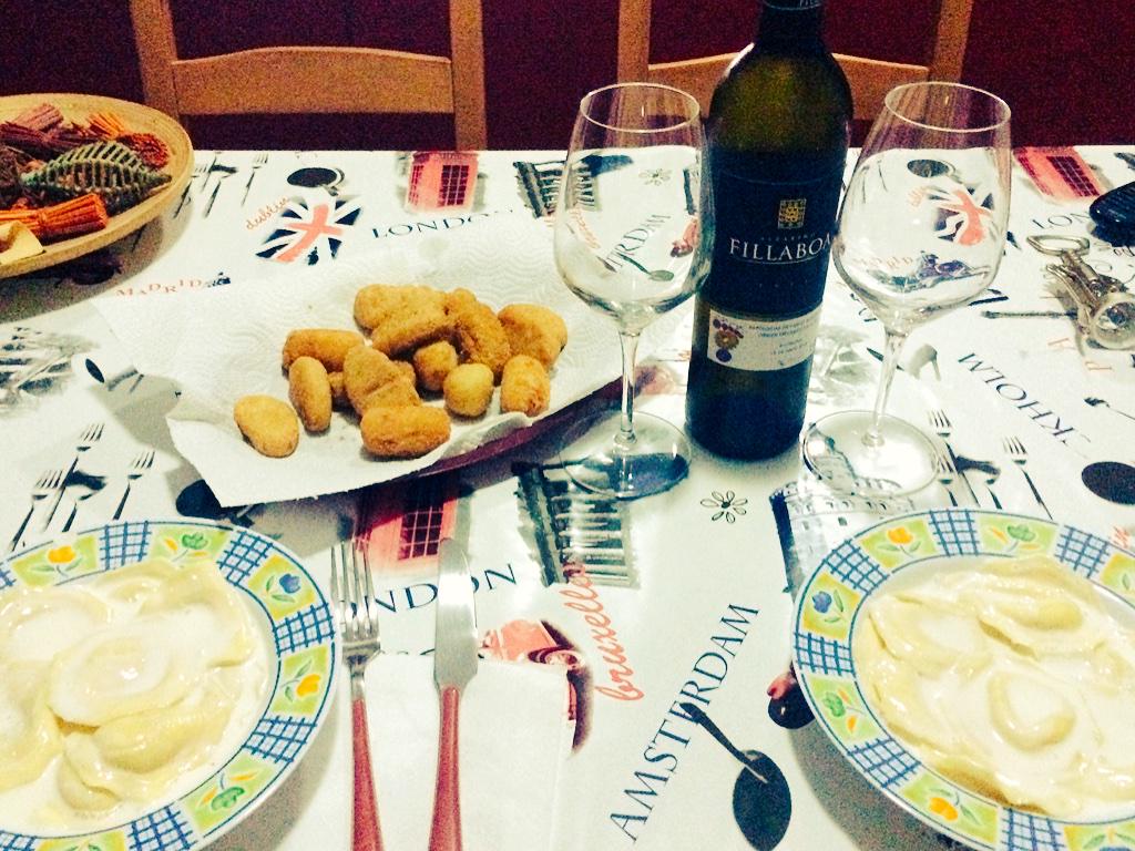 Julianabh91's tweet photo. Lo mejor del final de las clases de ingles, es llegar a casa y q @podoantonio me tenga esta súper sorpresa 😍 #amor http://t.co/TW1TjMR83K