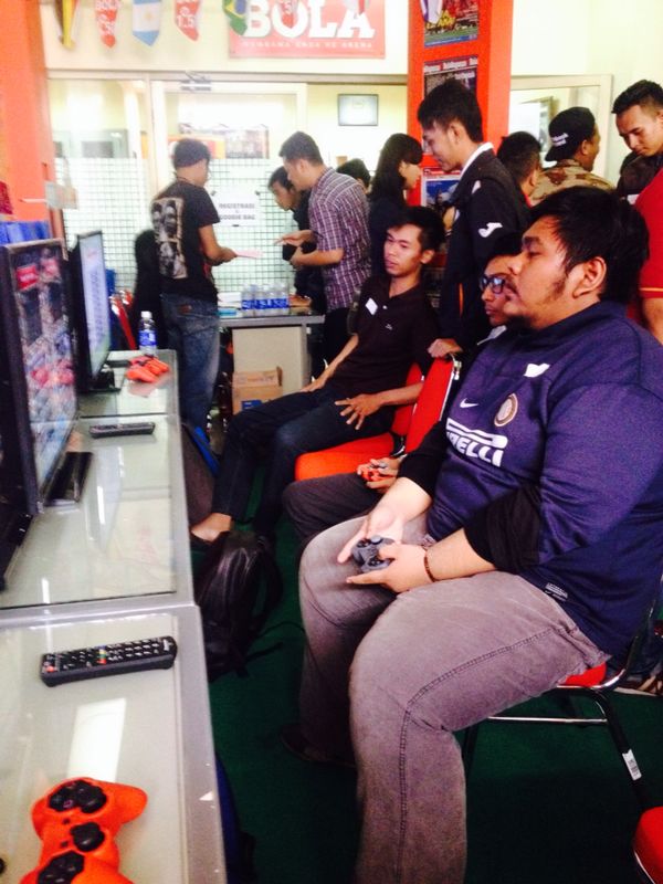 InterClubIndo's tweet photo. #Info FT: Parmagiani 3 vs 4 #InterClubIndo #PESCompetition BOLA #SportsRace2014 via @AhmadSofian666 http://t.co/8wvUWxkvkR