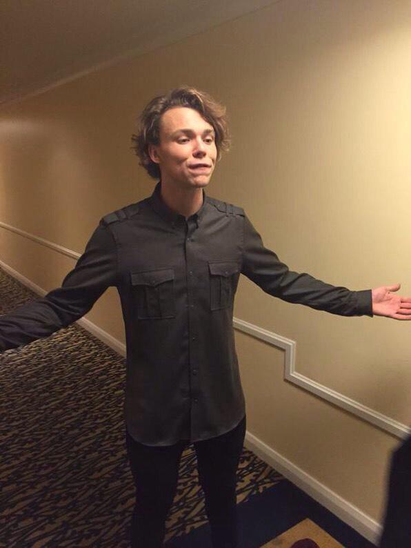 watermeIoncth's tweet image. I pledge allegiance, to the right part, of my king Ashton Irwin's hair, and to this hairstyle, for which I stan..