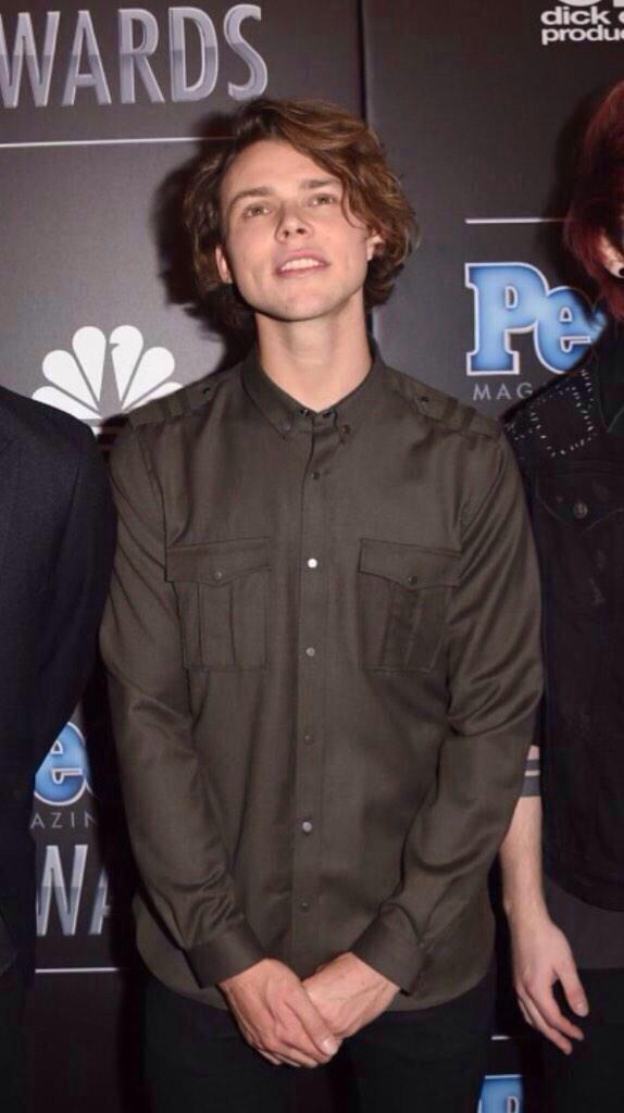 watermeIoncth's tweet image. I pledge allegiance, to the right part, of my king Ashton Irwin's hair, and to this hairstyle, for which I stan..