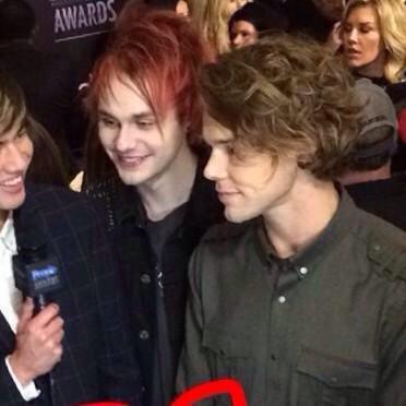 watermeIoncth's tweet image. I pledge allegiance, to the right part, of my king Ashton Irwin's hair, and to this hairstyle, for which I stan..